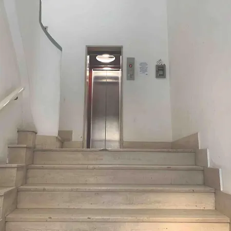 Luminoso Di Design In Centro