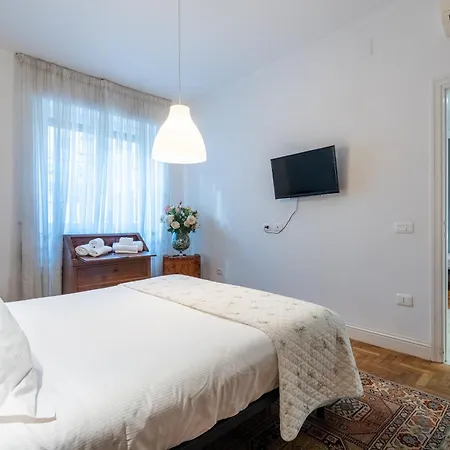 Luminoso Di Design In Centro Cagliari