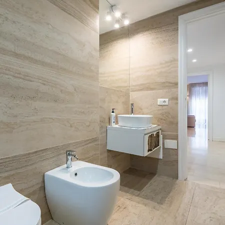 Luminoso Di Design In Centro