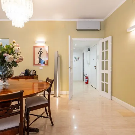 Luminoso Di Design In Centro