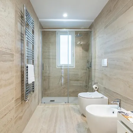 Luminoso Di Design In Centro